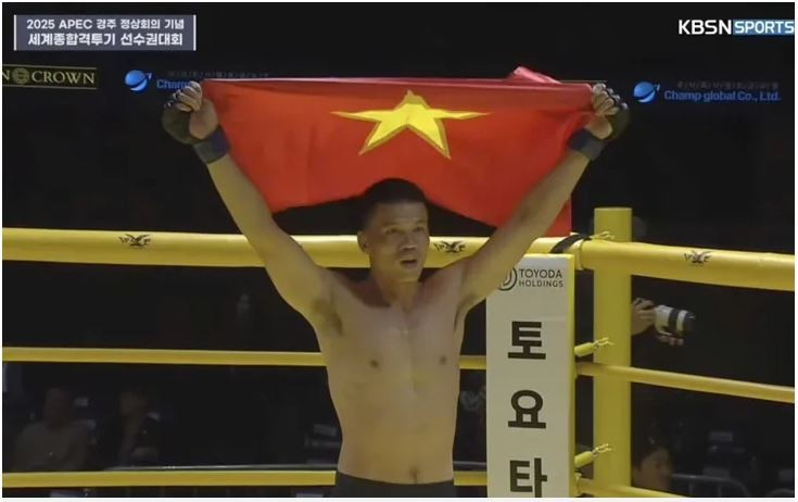 Le combattant vietnamien Pham Công Minh célèbre sa victoire aux Championnats du monde de MMA, à Séoul, en République de Corée. Capture d’écran : VTV