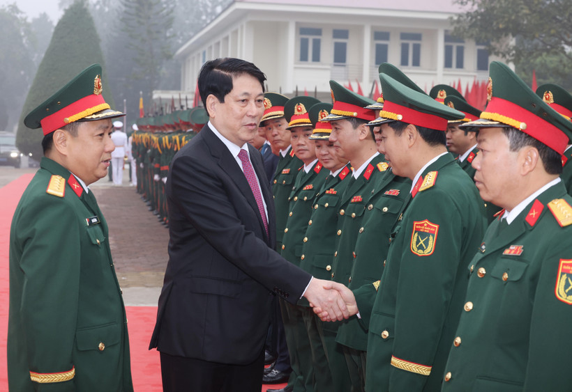 Le président de la République, Luong Cuong, avec les officiers de la Division 316. Photo: VNA