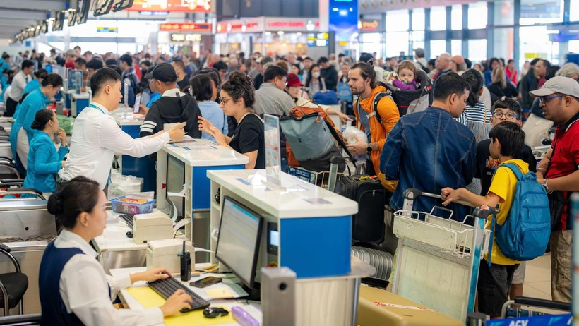 L'aéroport international de Nôi Bai élabore de manière proactive des scénarios pour gérer l'augmentation du trafic passagers pendant les vacances du Nouvel An lunaire du Cheval 2026. Photo: VietnamPlus