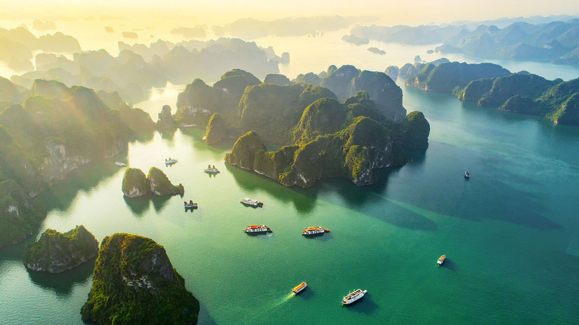 La beauté de la baie d’Hạ Long captive de nombreux visiteurs. Photo: NDEL