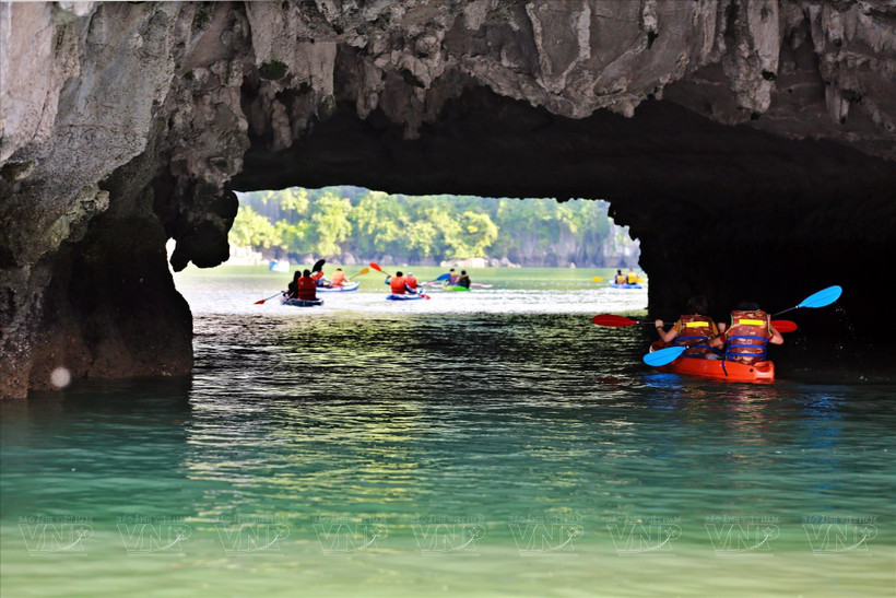 La grotte Sang dans la baie de Lan Ha. Photo: VNP
