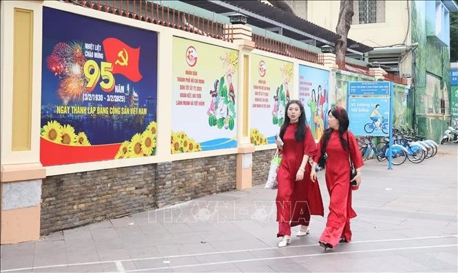 La zone centrale de Ho Chi Minh-Ville est décorée de nombreuses banderoles pour accueillir le Nouvel An lunaire 2025 et le 95e anniversaire de la fondation du Parti communiste du Vietnam. Photo : VNA