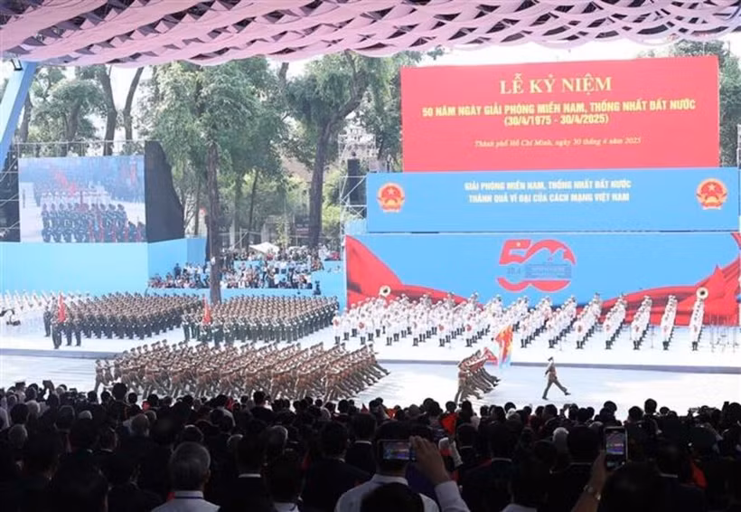 Cérémonie nationale et défilé pour célébrer le 50e anniversaire de la libération du Sud et de la réunification nationale, à Hô Chi-Minh-Ville, le 30 avril. Photo: VNA