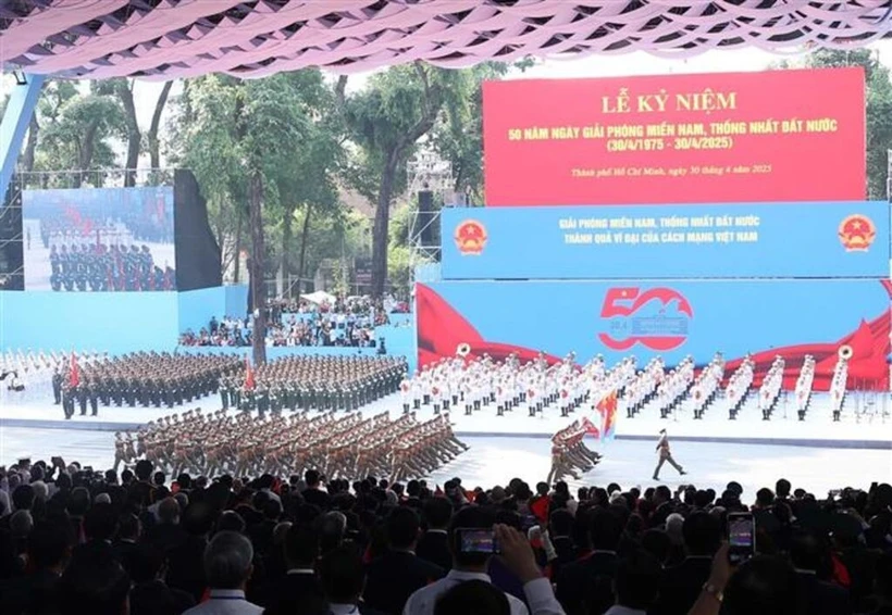 Cérémonie nationale et défilé pour célébrer le 50e anniversaire de la libération du Sud et de la réunification nationale, à Hô Chi-Minh-Ville, le 30 avril. Photo: VNA