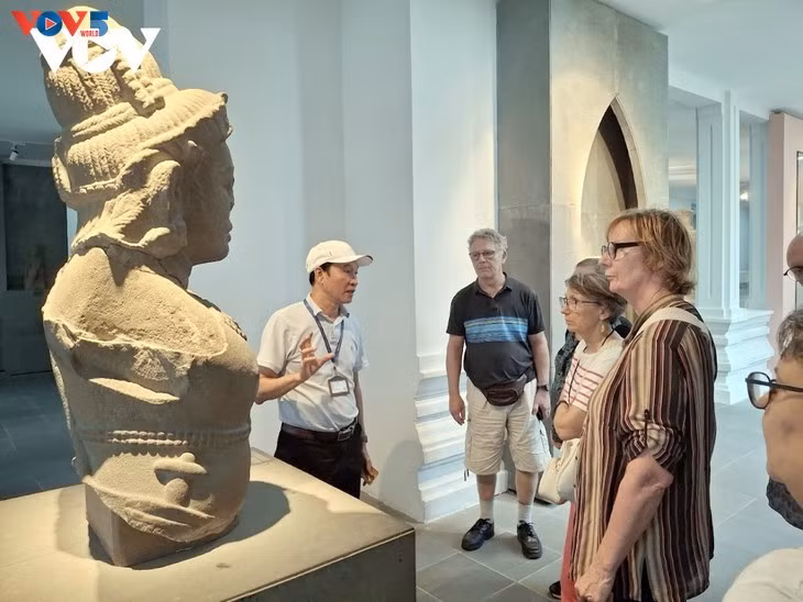 Visiteurs au musée de la sculpture Cham. Photo: VOV