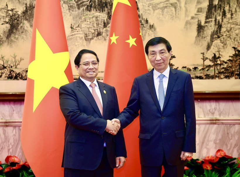 Le Premier ministre Pham Minh Chinh (à gauche) et le président du Comité national de la Conférence consultative politique du peuple chinois, Wang Huning, à Tianjin, le 1er septembre. Photo : VNA