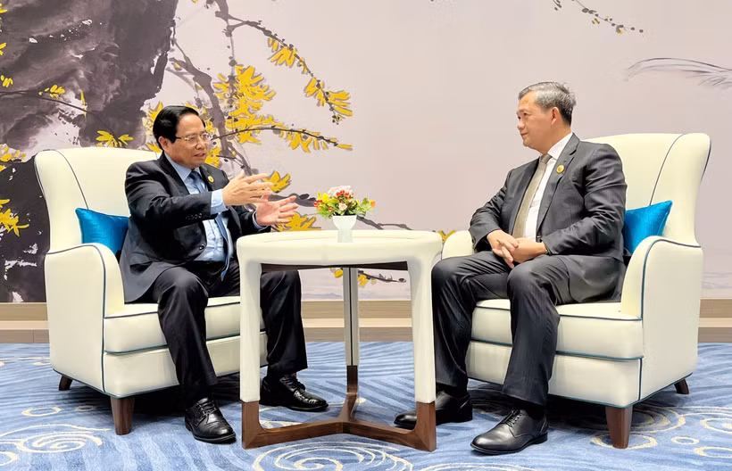 Le Premier ministre Pham Minh Chinh (à gauche) et le Premier ministre cambodgien Hun Manet, à Tianjin, le 1er septembre. Photo : VNA