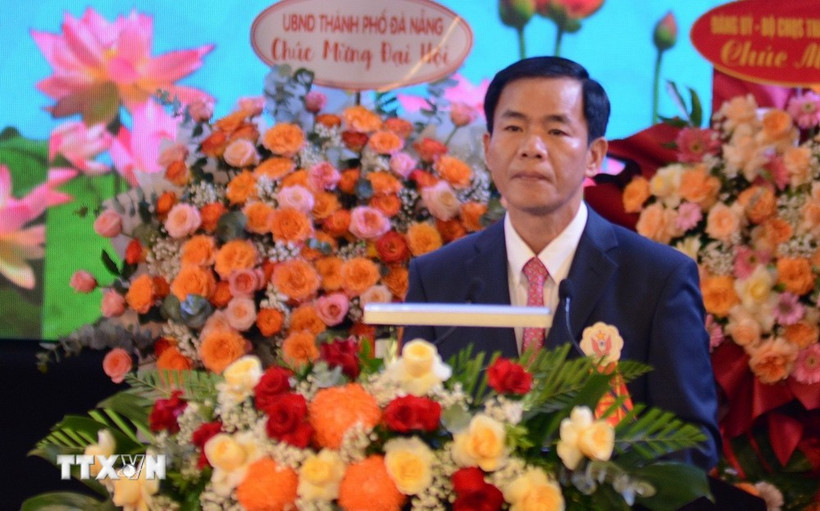 Nguyên Van Phuong, secrétaire du 17e Comité du Parti de la ville de Huê pour le mandat 2025-2030, prononce un discours de clôture du 17e Congrès du Parti de la ville de Huê. Photo : VNA