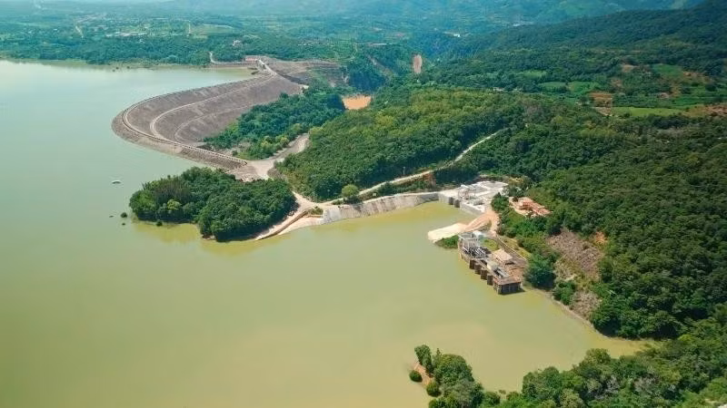 Vue panoramique du projet de centrale hydroélectrique d'Ialy, dans la province vietnamienne de Gia Lai. Photo : ambassade de France au Vietnam