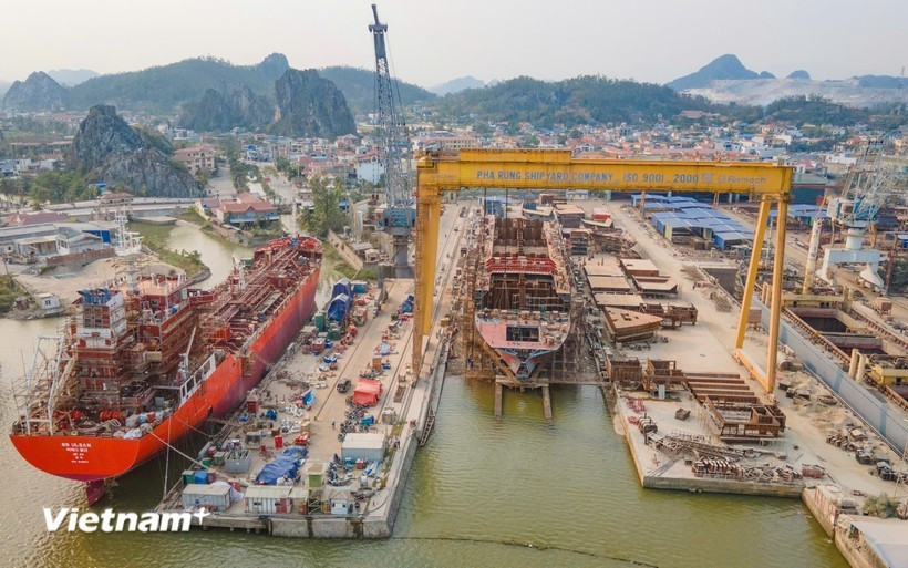 L’industrie navale vietnamienne connaît une vague de commandes de la part d’armateurs internationaux, mais les capacités de production limitées empêchent les entreprises d’accepter davantage de contrats. Photo : VietnamPlus