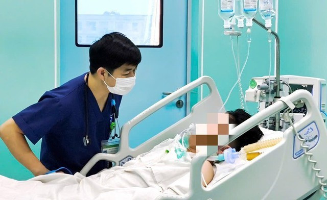 Traitement d’un patient atteint de méningite à méningocoque B. Photos : Government News