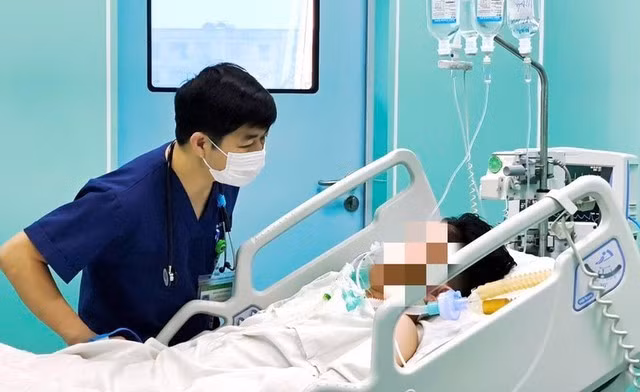 Traitement d’un patient atteint de méningite à méningocoque B. Photos : Government News