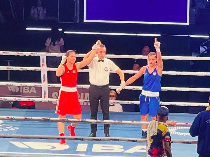 Hà Thi Linh (à gauche) bat sa rivale vénézuélienne Omailyn Alcala dans la catégorie des 63 kg femmes. Photo : sggp.org.vn