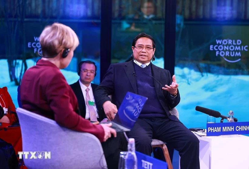 Le Premier ministre Pham Minh Chinh parle à la présentatrice et cheffe de la rédaction du Financial Times, Gillian Tett, lors du dialogue politique spécial organisé dans le cadre de la 55e réunion annuelle du Forum économique mondial (WEF), à Davos, en Suisse. Photo: VNA