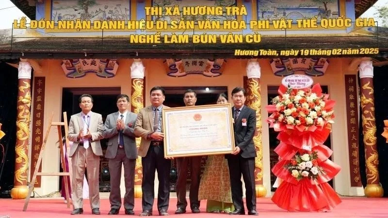 Cérémonie pour recevoir le certificat du ministère de la Culture, des Sports et du Tourisme pour honorer l’artisanat traditionnel de fabrication de nouilles des villageois de Van Cu. Photo : NDEL