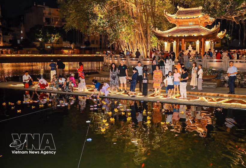 La Nuit du Festival des lanternes de Hô Van, au Temple de la Littérature, à Hanoi. Photo: VNA