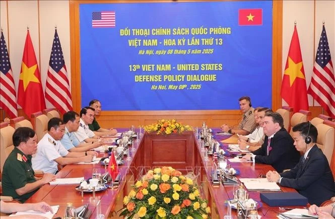  Le vice-ministre vietnamien de la Défense Hoàng Xuân Chiên (à gauche) et le secrétaire adjoint américain à la Défense, John Noh (à droite), lors du 13e dialogue sur la politique de défense entre le Vietnam et les États-Unis. Photo : VNA