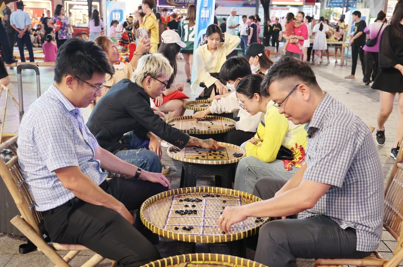 Le 327e anniversaire de la fondation de la ville de Saigon - Cho Lon - Gia Dinh attire les foules avec ses spectacles et ses jeux folkloriques. Photo : VNA