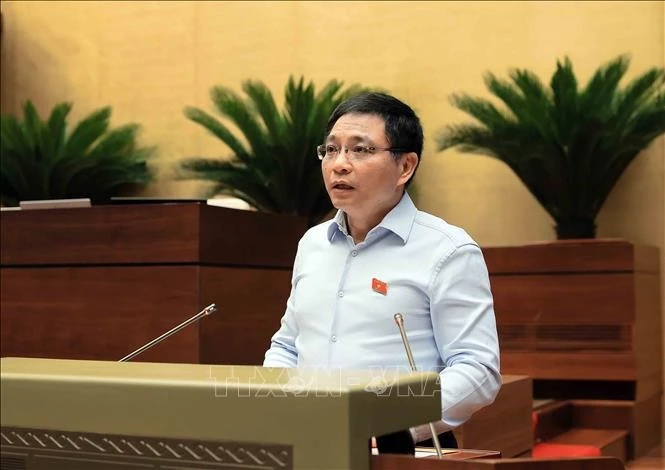 Le ministre des Finances, Nguyên Van Thang, présente le rapport du gouvernement à l'Assemblée nationale, à Hanoi, le 15 mai. Photo: VNA