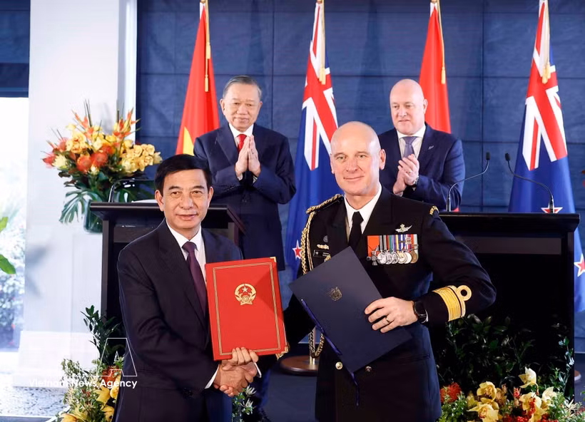 Le secrétaire général et président Tô Lâm (à gauche, deuxième plan) et le Premier ministre néo-zélandais Christopher Luxon supervisent l’échange de documents de coopération entre le Vietnam et la Nouvelle-Zélande. Photo : VNA