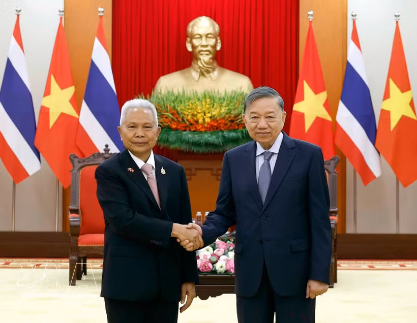 Le secrétaire général du Parti et président de la République, Tô Lâm (à droite) serre la main du président de l’Assemblée nationale et président de la Chambre des représentants de Thaïlande, Sophon Zaram, à Hanoi, le 7 août. Photo : VNA