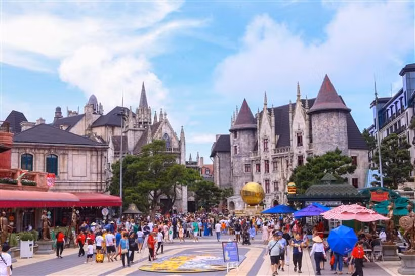 Des touristes visitant la zone d'attractions Sun World Bà Nà Hills à Dà Nang (Centre). Photo : VNA