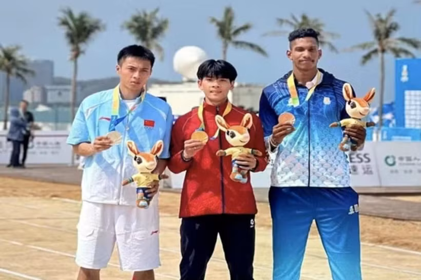 Pham Van Nghia (centre) remporte une deuxième médaille d'or pour le Vietnam en saut en longueur aux Jeux asiatiques de plage 2026. Photo : laodong.vn