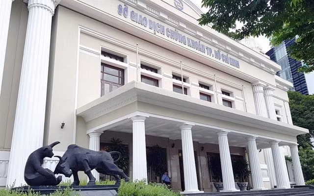 Les statues du taureau et de l'ours devant le siège du HoSE à Hô Chi Minh-Ville. Photo: HoSE