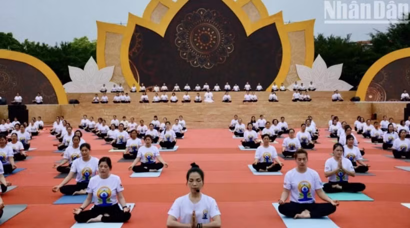 Plus de 300 personnes ont assisté à une représentation de yoga lors de la Journée internationale du yoga 2025. Photo : nhandan.vn