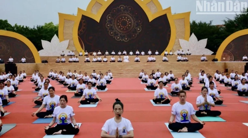 Plus de 300 personnes ont assisté à une représentation de yoga lors de la Journée internationale du yoga 2025. Photo : nhandan.vn