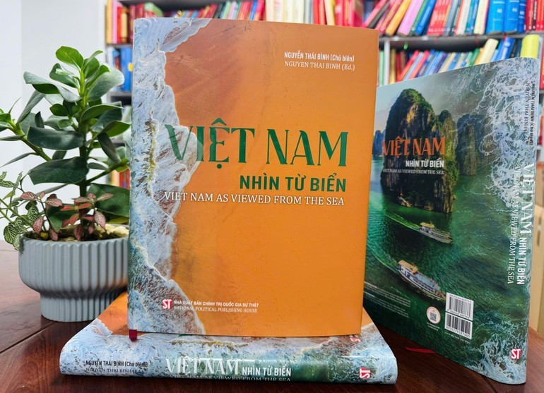 L’ouvrage bilingue vietnamien-anglais «Le Vietnam vu de la mer» vient de paraître aux éditions de la Maison d’édition Politique nationale-Vérité.