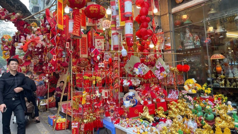 Le marché des décorations s'emballe pour le Têt. Photo: VNA