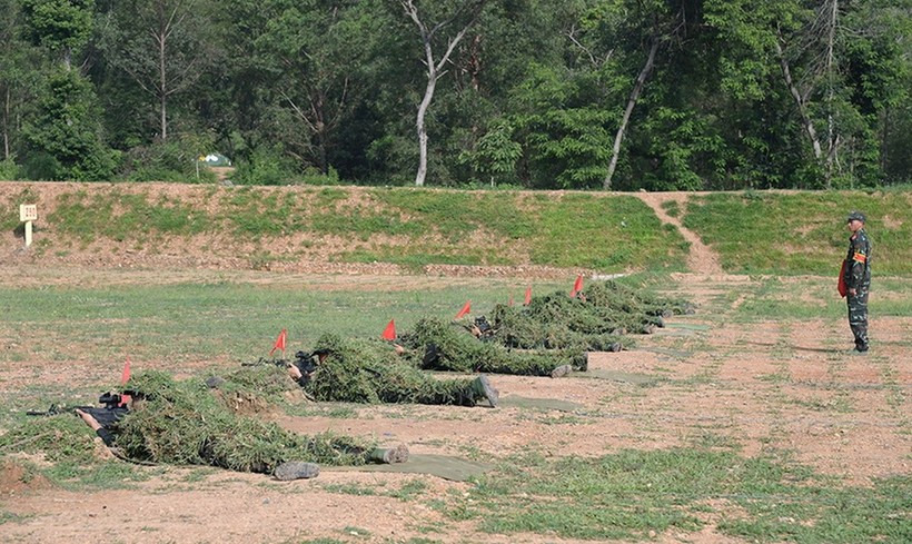 Une unité de reconnaissance s'entraîne au tir à différentes distances. Photo: qdnd.vn