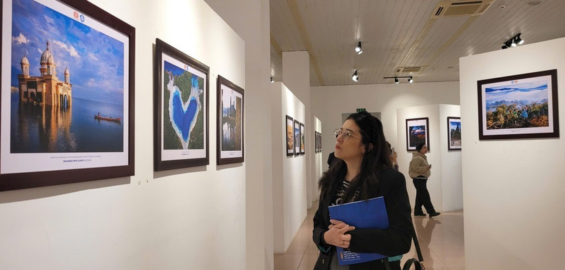 L’exposition « Vietnam-Indonésie : À travers le prisme de l’amitié » présente 140 photographies, dont 70 œuvres de chaque pays. Photo : VNA