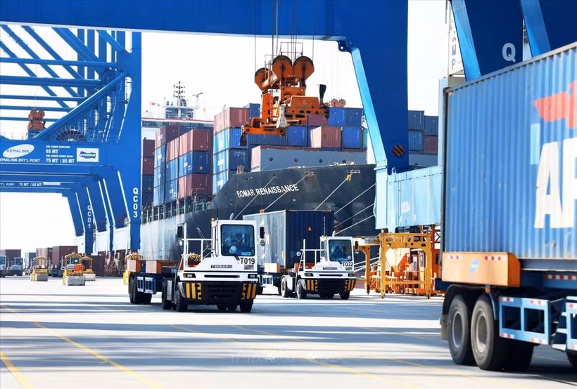 Activités d'exportation au complexe portuaire Cai Mep - Thi Vai, à Bà Ria - Vung Tàu. Photo : VNA