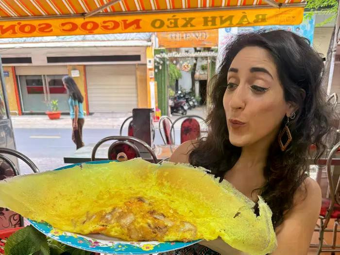 Steiner à Saigon mangeant du banh xeo. Photo : Sophie Steiner/Business Insider