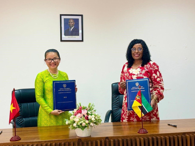 L’ambassadrice du Vietnam au Mozambique, Trân Thi Thu Thin, et la ministre de l’Éducation et de la Culture du Mozambique, Samaria Tovela. Photo : Ambassade du Vietnam au Mozambique
