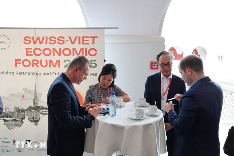 Des représentants d'entreprises vietnamiennes et suisses lors de l'événement Vietnam Day 2025. Photo : VNA