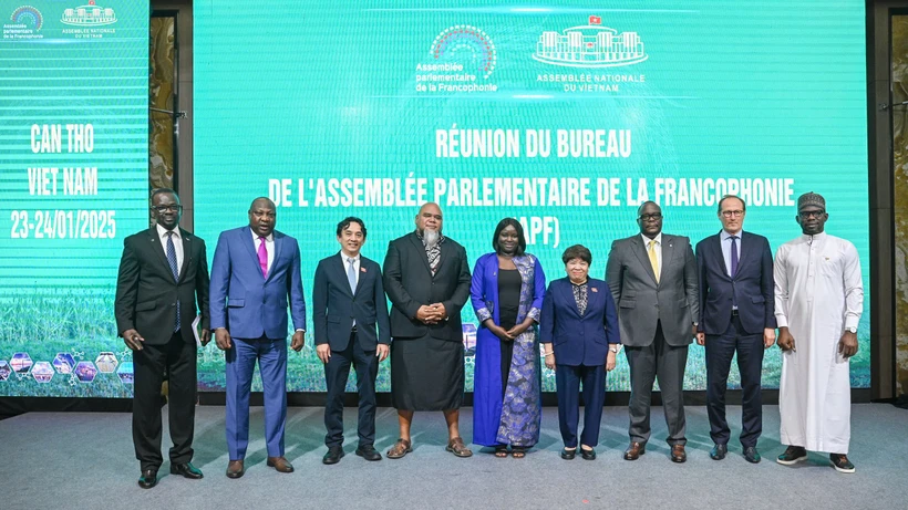 Les délégués posent pour une photo de souvenir lors de la séance de clôture de réunion du Comité exécutif de l’Assemblée parlementaire de la Francophonie (APF), à Cân Tho, le 24 janvier. Photo: quochoi.vn