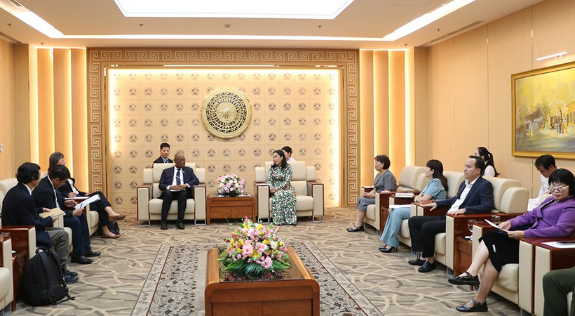 La vice-présidente du Comité populaire de la ville de Dà Nang, Nguyên Thi Anh Thi (à droite) recevant le chef de la division des bureaux nationaux, WWF International, Martin Kabaluapa Kapinga. Photo : danang.gov.vn