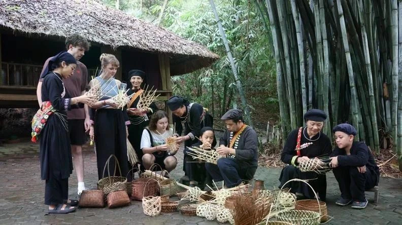 Les visiteurs découvrent le village de Thai Hai. Photo : village de Thai Hai