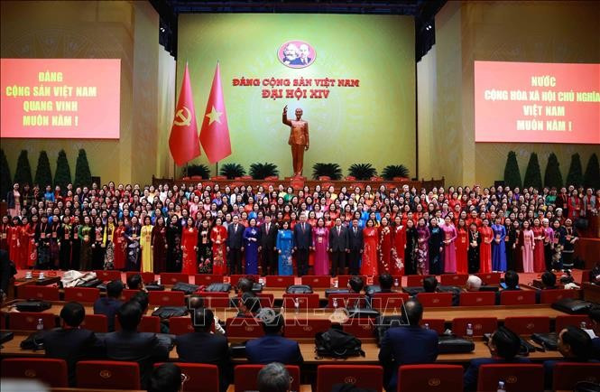 Les dirigeants du Parti et de l'Etat posent avec les déléguées au 14e Congrès national du Parti, à Hanoi, le 19 janvier. Photo: VNA