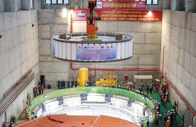 Les ouvriers se tiennent à côté du rotor installé avec succès, qui pèse 585 tonnes. Photo : VNA