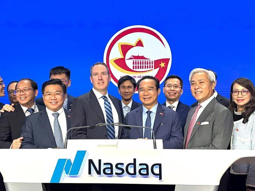 Le président du Comité populaire de Hô Chi Minh-Ville, Nguyên Van Duoc (centre, premier rang) et Chuck Mack, vice-président senior, responsable des opérations stratégiques et des politiques publiques du Nasdaq posent pour une photo au Nasdaq. Photo : hcmcpv.org.vn