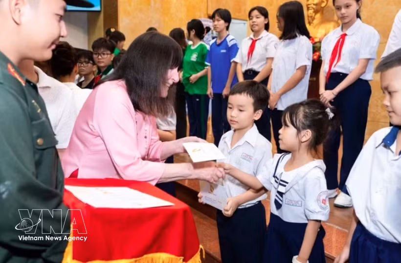 Julia Morley, présidente de Miss Monde, remet des cadeaux à des enfants et des femmes défavorisés lors du programme de charité «Joyeuse Journée des enfants» au Vietnam. Photo : VNA