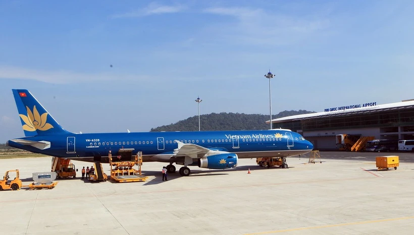 Un avion de Vietnam Airlines pose à l'aéroport international de Phu Quôc. Photo: VNA