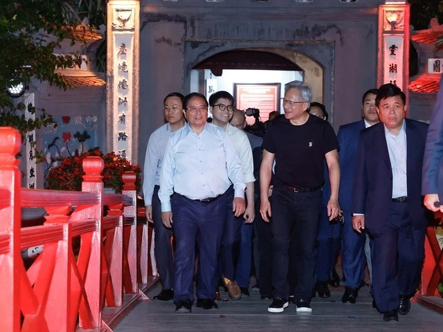 Le Premier ministre Pham Minh Chinh (1er, gauche) et le Pdg de NVIDIA Corporation, Jensen Huang (centre) visitant le temple Ngoc Son et le lac Hoàn Kiêm. Photo : NIC