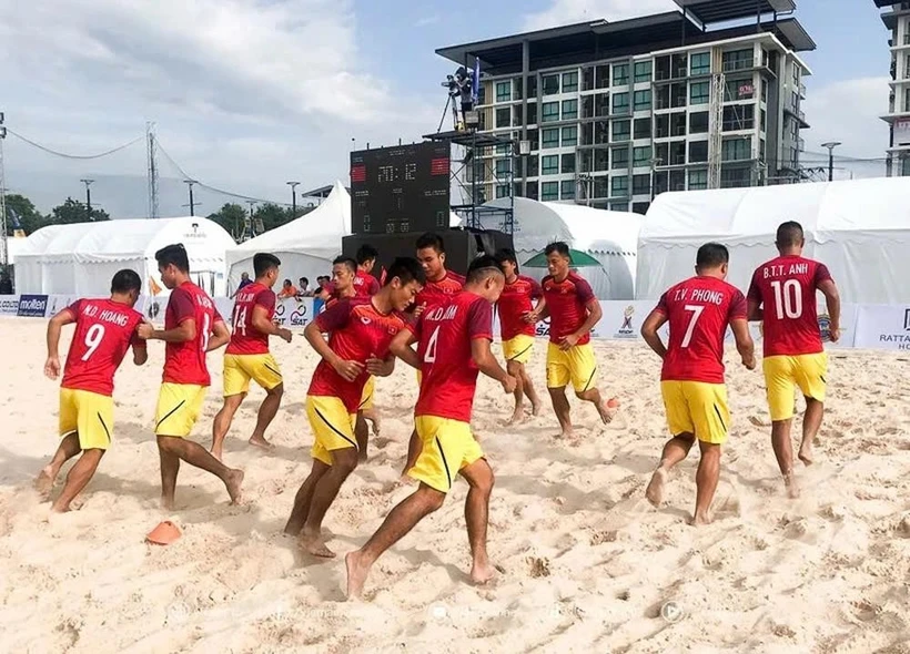 Les joueurs de l'équipe vietnamienne de beach soccer effectueront leur entraînement dans la ville de Dà Nang en vue de la Coupe d'Asie de beach soccer de l'AFC 2025 en Thaïlande. Photo : VFF