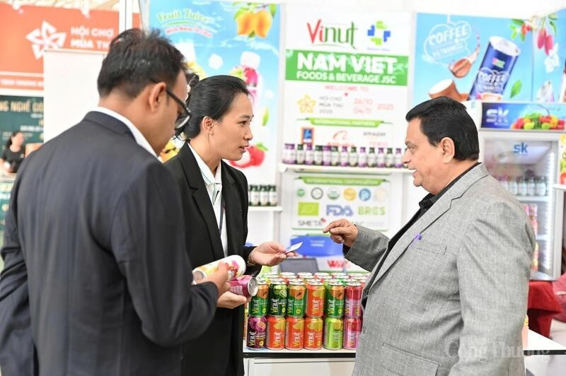La Foire d'Automne 2025, ayant pour thème "Connecter les hommes à la production et aux affaires", se tient au Centre d'exposition du Vietnam (VEC), à Hanoi. Photo: VNA