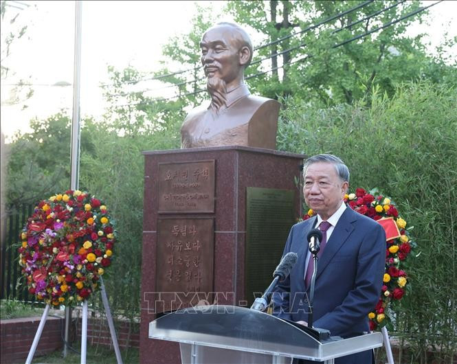 Le secrétaire général du Parti, Tô Lâm, s’exprime lors de la cérémonie d’inauguration du buste du président Hô Chi Minh dans l’enceinte de l’ambassade du Vietnam en République de Corée. Photo: VNA